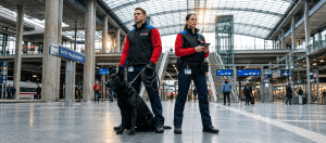Berlin Hauptbahnhof Security Team (Dieses Bild wurde mithilfe von KI generiert) Professioneller Sicherheitsdienst Berlin | Sicherheitskraft & Baustellenbewachung – Putz-Zeit